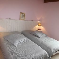 Chambre avec 2 lits 1 personne